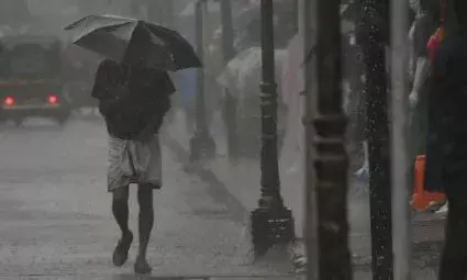കേരള തീരത്തിന് സമീപം വീണ്ടും ചക്രവാതചുഴി; സംസ്ഥാനത്ത് അടുത്ത അഞ്ച് ദിവസം ഇടിമിന്നലോടു കൂടിയ മഴയ്ക്ക് സാധ്യത; മുന്നറിയിപ്പുമായി കേന്ദ്ര കാലാവസ്ഥ വകുപ്പ്