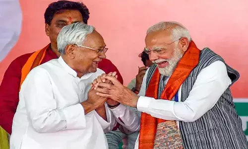 മൂന്നാമതും മോദിയുടെ കാലുപിടിക്കാനൊരുങ്ങി നിതീഷ് കുമാര്‍; ബിഹാര്‍ മുഖ്യമന്ത്രിയെ പിടിച്ചെഴുന്നേല്‍പ്പിച്ച് ഹസ്തദാനം നല്‍കി മോദി; വീഡിയോ സാമൂഹ്യ മാധ്യമങ്ങളില്‍