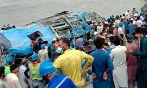 വിവാഹ സംഘം സഞ്ചരിച്ച ബസ് നിയന്ത്രണം തെറ്റി നദിയിലേക്ക് വീണു; വരനും വധുവും ഉൾപ്പടെ 26 പേർ കൊല്ലപ്പെട്ടു; സംഭവം പാകിസ്ഥാനിൽ