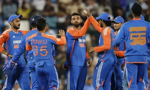 തിലക് വര്‍മ്മയുടെ തകര്‍പ്പന്‍ സെഞ്ചുറിയുടെ ബലത്തില്‍ ദക്ഷിണാഫ്രിക്കയ്ക്ക് എതിരെ ഇന്ത്യക്ക് മികച്ച സ്‌കോര്‍; ജയിക്കാന്‍ പ്രോട്ടീസിന് വേണ്ടത് 220 റണ്‍സ്; സഞ്ജു വീണ്ടും നിരാശപ്പെടുത്തി; ദക്ഷിണാഫ്രിക്കയെ വരിഞ്ഞുമുറുക്കി ഇന്ത്യന്‍ ബൗളര്‍മാര്‍