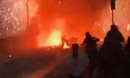 ആംബുലന്‍സില്‍ തീപിടിച്ച് ഓക്‌സിജന്‍ സിലിണ്ടര്‍ പൊട്ടിത്തെറിച്ചു; ഗര്‍ഭിണിയായ യുവതിക്കും കുടുംബത്തിനും അത്ഭുത രക്ഷപ്പെടല്‍