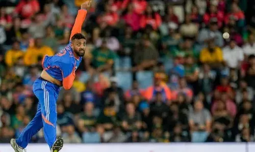 ടി 20 പരമ്പരയില്‍ ഏറ്റവും കൂടുതല്‍ വിക്കറ്റ് നേടുന്ന ഇന്ത്യക്കാരന്‍; അശ്വിന്റെയും, രവി ബിഷ്‌ണോയിയുടെയും റെക്കോഡ് തകര്‍ത്ത് വരുണ്‍ ചക്രവര്‍ത്തി; മൂന്ന് മത്സരത്തില്‍ നിന്ന് ഇതുവരെ നേടിയത് പത്ത് വിക്കറ്റുകള്‍