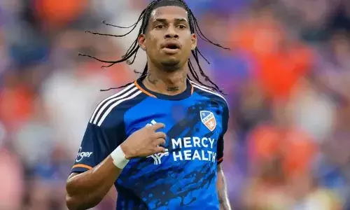 എക്വഡോര്‍ ദേശീയ ടീമിന് വേണ്ടി രണ്ട് മത്സരങ്ങള്‍, രാജ്യത്തിനായി അണ്ടര്‍ -17, അണ്ടര്‍ -19 ടീമുകളിലും ഡിഫന്‍സീവ് മിഡ്ഫീല്‍ഡര്‍: കാര്‍ അപകടത്തില്‍ ചികിത്സയിലായിരുന്ന എക്വഡോര്‍ യുവ ഫുട്‌ബോളര്‍ മാര്‍ക്കോ അംഗുലോ അന്തരിച്ചു