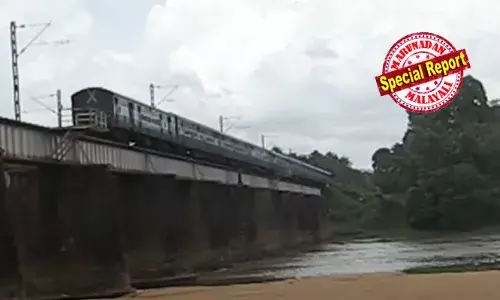 ട്രെയിന്‍ ഭാരതപ്പുഴയ്ക്ക് കുറുകെ എത്തിയപ്പോള്‍ തടവുപുളളി സനീഷിന് മൂത്രശങ്ക; ഒന്നിനുപോകാന്‍ ഒരുകൈയിലെ വിലങ്ങ് അഴിച്ചപാടേ പുഴയിലേക്ക് എടുത്തു ചാടി പ്രതി; അനിയാ നില്‍ എന്ന് നിലവിളിച്ച് പൊലീസ് പിന്നാലെ ചാടി; മൂവരും രക്ഷപ്പെട്ടെങ്കിലും മരണസാഹസമെന്ന് സോഷ്യല്‍ മീഡിയ