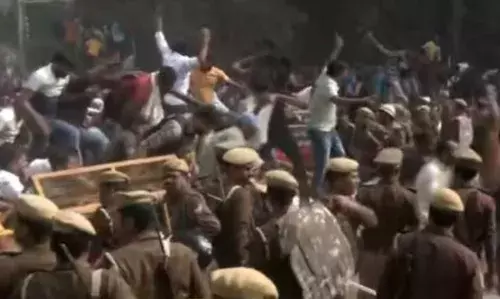 പിഎസ്‍സി പരീക്ഷ സമയം മാറ്റണമെന്നാവശ്യപ്പെട്ട് ഉദ്യോ​ഗാർത്ഥികളുടെ പ്രതിഷേധം; പിന്നാലെ വ്യാപക സംഘർഷം; 12 പേർക്കെതിരെ കേസെടുത്തു; സംഭവം യുപി യിൽ