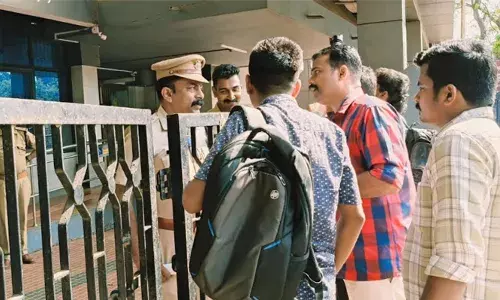 ജില്ലാ പഞ്ചായത്ത് തിരഞ്ഞെടുപ്പ്: കളക്ടര്‍ മാധ്യമങ്ങളെ വിലക്കിയത് വിവാദമായി; അകത്തുകയറാന്‍ അനുവദിച്ചത് ഫലപ്രഖ്യാപനത്തിന് മാത്രം