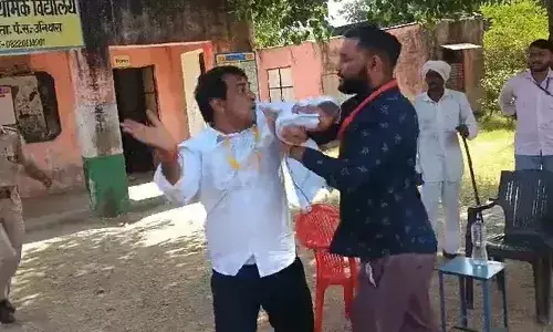 തെരഞ്ഞെടുപ്പ് ഉദ്യോഗസ്ഥനെ ആക്രമിച്ച് സ്വതന്ത്ര സ്ഥാനാര്‍ത്ഥി; അറസ്റ്റിന് ശ്രമിച്ചപ്പോല്‍ സംഘര്‍ഷം സൃഷ്ടിച്ച് അനുയായികള്‍; നാടകീയമായി പിടികൂടി പൊലീസ്