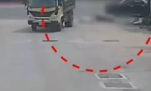 സ്കൂട്ടർ യാത്രികനെ ഇടിച്ചുതെറിപ്പിച്ച് ടിപ്പർ ലോറി; യാത്രക്കാരന് ഗുരുതര പരിക്ക്; സംഭവം കോഴിക്കോട് താമരശ്ശേരിയിൽ