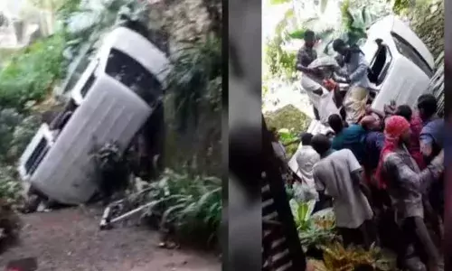 കാര്‍ നിയന്ത്രണം വിട്ട് താഴ്ചയിലേക്ക് വീണ് അപകടം; രണ്ട് പേർക്ക് പരിക്ക്; സംഭവം ശബരിമലയിൽ ജോലി കഴിഞ്ഞ് മടങ്ങവേ