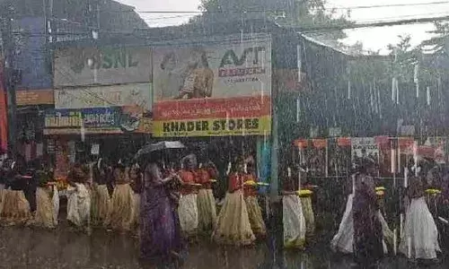 ഇത് നല്ല പാഠം അല്ല..; നെയ്യാറ്റിൻകരയിൽ പെരുമഴയത്ത് ശിശുദിന റാലി നടത്തി; നനഞ്ഞ് കുളിച്ച് കുട്ടികൾ; ഒന്നും സംഭവിക്കാത്ത പോലെ നടന്ന് അധ്യാപകർ; ദൃശ്യങ്ങൾ വൈറൽ; വ്യാപക വിമർശനം