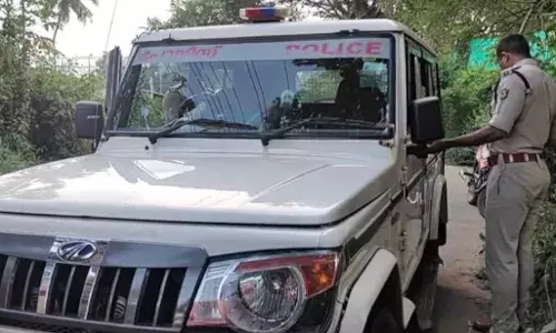 വൈദ്യുതി ഉപയോഗിച്ച് വന്യമൃഗങ്ങല്‍ക്ക് കെണിയൊരുക്കുന്നത് നിയമവിരുദ്ധം; കെണിയില്‍പെട്ട് ആരെങ്കിലും കൊല്ലപ്പെട്ടാല്‍ കൊലക്കുറ്റത്തിന് കേസെടുക്കും; വൈദ്യുത കെണിയില്‍പെട്ട് ആളുകള്‍ മരിക്കുന്നത സംഭവം ആവര്‍ത്തിക്കുന്നതില്‍ മുന്നറിയിപ്പുമായി പൊലീസ്