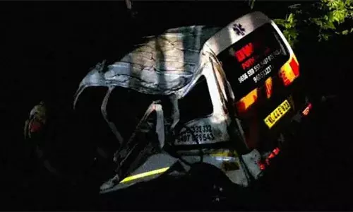 എറണാകുളത്ത് രോഗിയുമായി പോയ ആംബുലന്‍സ് താഴ്ചയിലേക്ക് മറിഞ്ഞു; ഒരാള്‍ മരിച്ചു; 4 പേര്‍ക്ക് പരിക്ക്