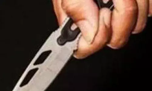 വീട്ടമ്മയെ യുവാവ് കഴുത്തില്‍ കത്തി കൊണ്ട് കുത്തി പരുക്കേല്‍പിച്ചു; ഓടി രക്ഷപ്പെട്ട പ്രതിക്കായി തിരച്ചില്‍