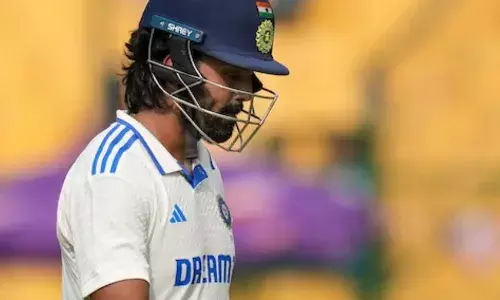 ബോര്‍ഡര്‍ ഗവാസ്‌കര്‍ ട്രോഫിക്ക് മുന്‍പായി ഇന്ത്യക്ക് തിരിച്ചടി; പരമ്പരയ്ക്ക് മുന്നോടിയായുള്ള പരിശീലന മത്സരത്തിനിടെ കെ.എല്‍ രാഹുലിന് പരിക്ക്; കൈക്കുഴയ്ക്ക് പരിക്കേറ്റ താരം കളി പൂര്‍ത്തിയാക്കാതെ പുറത്ത്