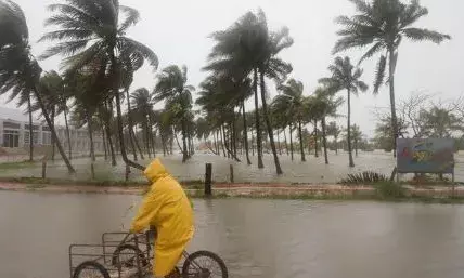 മെക്സിക്കോയിൽ ആഞ്ഞടിച്ച് സാറ കൊടുങ്കാറ്റ്; മണിക്കൂറിൽ 165 കിലോമീറ്റർ വേഗതയിൽ കര തൊട്ടു; വ്യാപക നാശനഷ്ടം; കൂടെ മിന്നൽ പ്രളയവും; ആളുകളെ ഒഴിപ്പിക്കുന്നു; അതീവ ജാഗ്രത