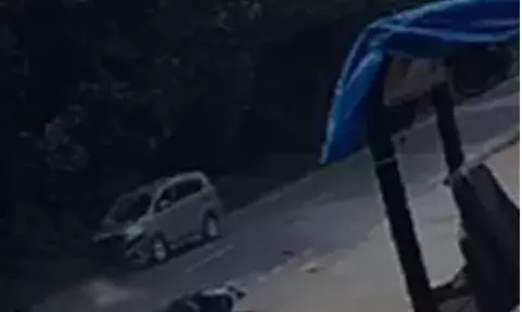 അമിതവേ​ഗതയിലെത്തിയ കാർ സ്കൂട്ടർ യാത്രികനെ ഇടിച്ചുതെറിപ്പിച്ചു; അപകടം റോഡ് മുറിച്ചുകടക്കവേ; സംഭവം കൊല്ലത്ത്