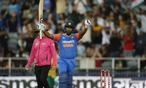 ടി20 യില്‍ ഒരു വര്‍ഷം 3 സെഞ്ച്വറി നേടുന്ന ആദ്യ താരവും വിക്കറ്റ് കീപ്പറും; കുട്ടിക്രിക്കറ്റില്‍ ഒരു കലണ്ടര്‍ വര്‍ഷത്തില്‍ ഏറ്റവും കൂടുതല്‍ റണ്‍ നേടുന്ന ഇന്ത്യന്‍ വിക്കറ്റ് കീപ്പര്‍; ജോഹന്നാസ് ബര്‍ഗില്‍ വണ്ടറായി സഞ്ജു; ചേട്ടാ നിങ്ങളെ മനസിലാകുന്നില്ലെന്ന് ആരാധകരും