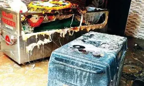 മരണ വീട്ടിലെ ജനറേറ്ററിന് തീ പിടിച്ച് 55കാരി വെന്തു മരിച്ചു; പൊള്ളലേറ്റ മൂന്നു പേര്‍ ആശുപത്രിയില്‍