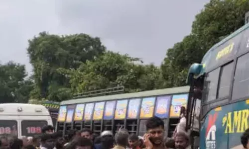 ശബരിമല തീർത്ഥാടകർ സഞ്ചരിച്ച ബസ് തമിഴ്നാട് ട്രാൻസ്പോർട് ബസുമായി കൂട്ടിയിടിച്ച് അപകടം; നിരവധി പേർക്ക് പരിക്ക്; സംഭവം പാലക്കാട്