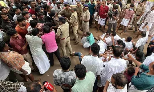 ചേവായൂര്‍ സഹകരണ ബാങ്ക് ഭരണം പിടിച്ചെടുത്ത് ജനാധിപത്യ സംരക്ഷണ സമിതി; സിപിഎം പിന്തുണയുള്ള വിമതര്‍ക്ക്  അട്ടിമറി ജയം;  61 കൊല്ലത്തെ കോണ്‍ഗ്രസ് ഭരണത്തിന് അന്ത്യം