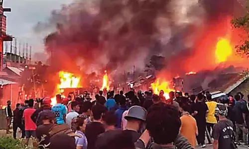 സംഘര്‍ഷം ഒഴിയാതെ മണിപ്പൂര്‍; ഇന്റര്‍നെറ്റിന് നിരോധനം: അക്രമ സംഭവങ്ങള്‍ വ്യാപകമായതോടെ ഇംഫാലില്‍ കര്‍ഫ്യൂ