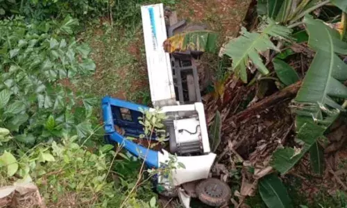 മാലിന്യമിറക്കുന്നതിനിടെ ഗുഡ്‌സ് ഓട്ടോ താഴ്ചയിലേക്ക് മറിഞ്ഞ് അപകടം; ഹരിതകര്‍മ സേനാംഗത്തിന് ഗുരുതര പരിക്ക്