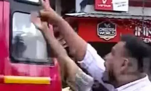 പോലീസ് ഇവിടെ ശിഖണ്ഡികളായി മാറിയിരിക്കുന്നു; മിസ്റ്റര്‍ അസിസ്റ്റന്റ് കമ്മിഷണര്‍, ഞങ്ങളുടെ അടുത്ത് വേണ്ട; അതിന് ശ്രമിച്ചാല്‍ ആ കൈ പൊള്ളിയിരിക്കും. കോഴിക്കോട്ടെ കോണ്‍ഗ്രസാണ് പറയുന്നത്; കോഴിക്കോട്ടെ ഹര്‍ത്താലില്‍ സംഘര്‍ഷം; പോലീസിനെ വെല്ലുവിളിച്ച് ഡിസിസി അധ്യക്ഷന്‍