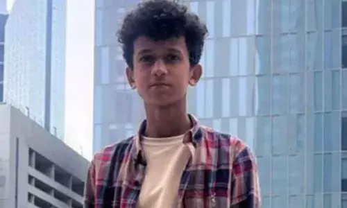 ബീച്ചിൽ കളിച്ചു കൊണ്ടിരിക്കെ കൂറ്റൻ തിരമാല ഇരച്ചെത്തി; തിരമാലയിൽ അകപ്പെട്ട് വിദ്യാർത്ഥി; അലറി വിളിച്ച് കുട്ടികൾ; പിന്നാലെ അമ്മയുടെ മുന്നിൽ വച്ച് 15 കാരന് ദാരുണാന്ത്യം