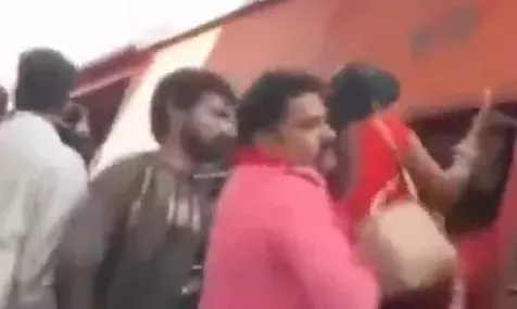 അങ്ങോട്ട് കേറി പോടാ..നിന്ന് തള്ളാതെ; ട്രെയിനിന്റെ വാതിലിന് മുന്നിൽ തിക്കും തിരക്കും; പിന്നാലെ യാത്രക്കാരെ വിന്‍ഡോ വഴി അകത്തുകയറ്റി ചുമട്ടുതൊഴിലാളി; വീഡിയോ വൈറൽ; അന്തം വിട്ട് ജനങ്ങൾ..!