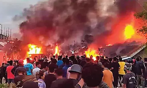 മണിപ്പൂരില്‍ സംഘര്‍ഷത്തിന് അയവില്ല; രണ്ട് എംഎല്‍എമാരുടെ വീടിനു കൂടി തീയിട്ട് പ്രക്ഷോഭകാരികള്‍; അസമിലെ നദിയില്‍ നിന്നും കണ്ടെത്തിയ മൃതദേഹങ്ങള്‍ മണിപ്പൂരില്‍ നിന്നുള്ളവരുടേതെന്ന് സംഭശയം