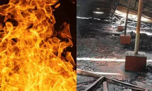 കൊല്ലത്ത് ചെരുപ്പ് ഗോഡൗണില്‍ വന്‍ തീപിടിത്തം; കത്തിനശിച്ചത് ലക്ഷക്കണക്കിന് രൂപയുടെ സാധനങ്ങള്‍