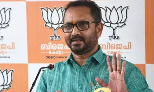 സമ്മര്‍ദ്ദ ശക്തികള്‍ക്ക് കോണ്‍ഗ്രസ് വഴിപ്പെടുന്നു; പാണക്കാടു തങ്ങളുടെ അനുഗ്രഹം തേടാന്‍ പോയവര്‍ എന്തുകൊണ്ട് മറ്റ് സമുദായ നേതാക്കളുടെ അനുഗ്രഹം വാങ്ങുന്നില്ല? സന്ദീപ് വാര്യരെ പ്രാദേശിക നേതാവെന്ന് വിശേഷിപ്പിച്ച് കെ സുരേന്ദ്രന്‍