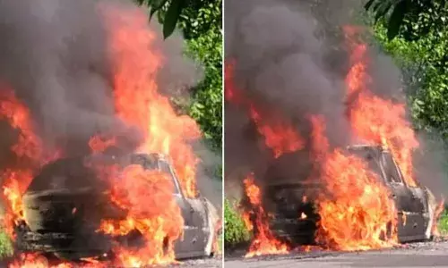 ഓടിക്കൊണ്ടിരുന്ന കാറിന് തീപിടിച്ചു; പുക ഉയരുന്നത് കണ്ട് യാത്രക്കാർ പുറത്തിറങ്ങി; ഒഴിവായത് വൻ അപകടം; സംഭവം പത്തനംതിട്ട വെച്ചൂച്ചിറയിൽ