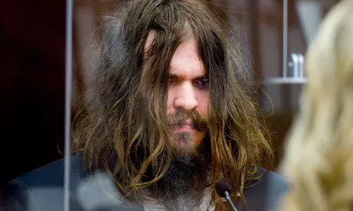 സ്വവര്ഗാനുരാഗിയായ കോളേജ് വിദ്യാര്ത്ഥിയെ കൊലപ്പെടുത്തിയ പ്രതിക്കു ജീവപര്യന്തം തടവ് സ്വവര്ഗാനുരാഗിയായ കോളേജ് വിദ്യാര്ത്ഥിയെ കൊലപ്പെടുത്തിയ പ്രതിക്കു ജീവപര്യന്തം തടവ്