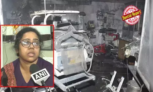 ആദ്യം ചെരിപ്പിന് തീപിടിച്ച് കാല്‍ പൊളളി; പിന്നീട് സല്‍വാറിന് തീപിടിച്ചതോടെ അത് ഊരിയെറിഞ്ഞു; എന്‍ഐസിയുവില്‍ കഴിയുന്ന കുഞ്ഞുങ്ങളുടെ മുഖം മാത്രമായിരുന്നു മനസ്സില്‍; ഝാന്‍സി ആശുപത്രി തീപിടിത്തത്തില്‍ 14 കുഞ്ഞുങ്ങളെ രക്ഷിച്ച നഴ്‌സ് മേഘ ജെയിംസിന് അഭിനന്ദന പ്രവാഹം