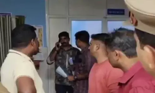 നെയ്യാറ്റിന്‍കരയില്‍ എക്‌സൈസ് ഉദ്യോഗസ്ഥര്‍ക്ക് മര്‍ദനം; വാഹന പരിശോധനയ്ക്കിടെ വളഞ്ഞിട്ട് ആക്രമിച്ച് നാട്ടുകാര്‍: മാല മോഷ്ടിച്ചതായും പരാതി