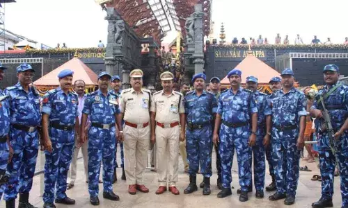 സത്യനാരായണയ്ക്കും സുന്ദരമൂര്‍ത്തിക്കും സന്നിധാനത്ത് വച്ച് ഉദ്യോഗക്കയറ്റം; ശബരീശ സന്നിധിയില്‍ റാങ്ക് സെറിമണിയും