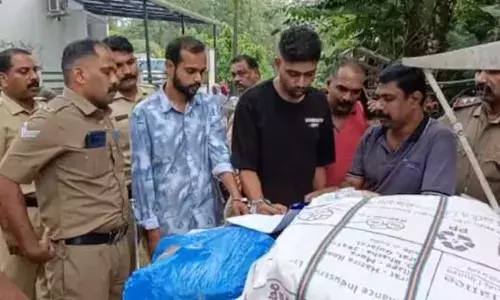തൊടുപുഴയിൽ വിൽപ്പനക്കെത്തിച്ച കഞ്ചാവുമായി രണ്ട് പേർ പിടിയിൽ; ഒരാൾ ഓടി രക്ഷപ്പെട്ടു; കാറും കസ്റ്റഡിയിൽ