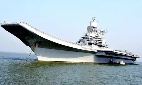 ഐ.എന്‍.എസ്. വിക്രമാദിത്യ കൊച്ചി തീരത്ത്; സുരക്ഷ കടുപ്പിച്ച് നാവിക സേന