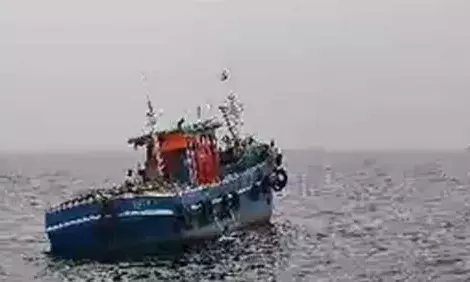 നടുക്കടലിൽ അനുമതിയില്ലാതെ സിനിമ ഷൂട്ടിംഗ് നടത്തി; രണ്ട് ബോട്ടുകൾ പിടിച്ചെടുത്തു; സംഭവം ചെല്ലാനത്ത്