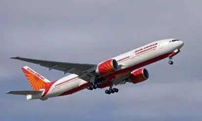 സീറ്റിൽ ഇരുന്ന് പുതപ്പ് വലിച്ചിട്ട് മോശമായി പെരുമാറി; വിമാനത്തിനുള്ളിൽ സഹയാത്രികക്കുനേരെ ലൈംഗികാതിക്രമം; 23കാരൻ അറസ്റ്റിൽ