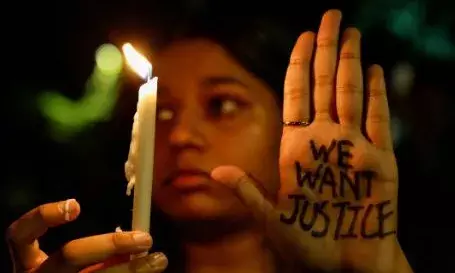 നിയമവിദ്യാര്‍ഥിനിയെ കാമുകനും സുഹൃത്തുക്കളും ചേർന്ന് കൂട്ടബലാത്സംഗം ചെയ്തു; പിന്നാലെ സ്വകാര്യ ദൃശ്യങ്ങള്‍ കാണിച്ച് ഭീഷണിപ്പെടുത്തി; നാല് പേർ അറസ്റ്റിൽ; ഞെട്ടിപ്പിക്കുന്ന സംഭവം ആന്ധ്രാപ്രദേശിൽ