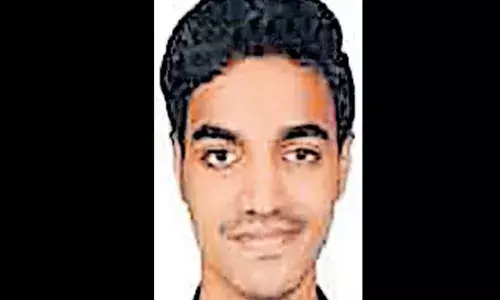 മെഡിക്കല്‍ വിദ്യാര്‍ത്ഥി തൂങ്ങി മരിച്ച നിലയില്‍; 23കാരന്‍ ആത്മഹത്യ ചെയ്തത് ഒപ്പമുണ്ടായിരുന്ന അമ്മ ദുബായിലേക്ക് പോയതിന് പിന്നാലെ