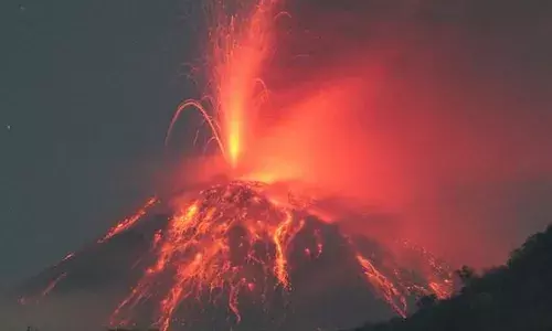 തെക്കുപടിഞ്ഞാറന്‍ ഐസ്‌ലന്‍ഡിൽ അഗ്നിപര്‍വതം പൊട്ടിത്തെറിച്ചു; പ്രദേശത്ത് ലാവ ഒഴുകുന്നു; ഒരുകൊല്ലത്തിനിടെ പൊട്ടിത്തെറിക്കുന്നത് ഏഴാംവട്ടം; ആളുകളെ ഒഴിപ്പിച്ചു; ദൃശ്യങ്ങൾ വൈറൽ