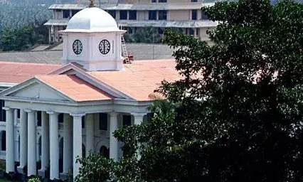 സെക്രട്ടേറിയേറ്റിലെ ശുചിമുറിയിൽ ക്ലോസറ്റ് പൊട്ടി അപകടം; വനിതാ ജീവനക്കാരിക്ക് പരിക്ക്; ആശുപത്രിയിൽ പ്രവേശിപ്പിച്ചു