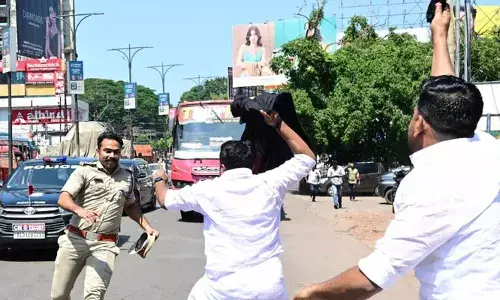 കരിങ്കൊടി പ്രതിഷേധം അപകീര്‍ത്തികരമോ അപമാനിക്കലോ അല്ല; ഉദ്യോഗസ്ഥരുടെ ജോലി തടസ്സപ്പെടുത്തിയെന്ന കുറ്റം നിലനില്‍ക്കില്ല;  മുഖ്യമന്ത്രിക്കെതിരെ കരിങ്കൊടി വീശിയ കേസ് റദ്ദാക്കി ഹൈക്കോടതി