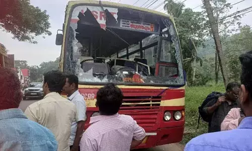 ഓട്ടത്തിനിടെ കെ.എസ്.ആര്‍.ടി.സി ബസിന്റെ ചില്ലു തകര്‍ന്നു; വിദ്യാര്‍ഥിനിക്ക് പരുക്ക്