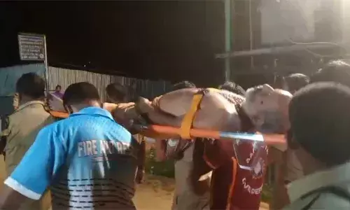 പുല്ലുമേട് വഴി സന്നിധാനത്തേക്ക് വന്ന തീര്‍ഥാടകര്‍ രാത്രിയില്‍ വനത്തില്‍ കുടുങ്ങി; ഒറ്റയടി പാതയില്‍ കുത്തനെയുള്ള ഇറക്കം ഇറങ്ങവേ കാലുകള്‍ തളര്‍ന്ന് നിസ്സഹായരായി; മൂന്നുകിലോമീറ്റര്‍ ഉള്ളില്‍ പോയി രക്ഷപ്പെടുത്തി ദൗത്യസംഘം