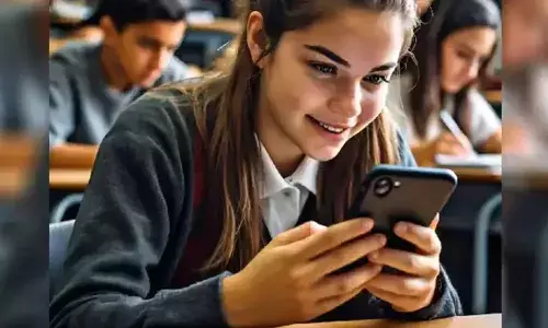 വിദ്യാര്‍ത്ഥികള്‍ക്ക് പഠന കാര്യങ്ങള്‍ വാട്‌സാപ്പിലൂടെ നല്‍കുന്നത് വിലക്കി; നടപടി ബാലാവകാശ കമ്മിഷന്റെ നിര്‍ദേശത്തെ തുടര്‍ന്ന്