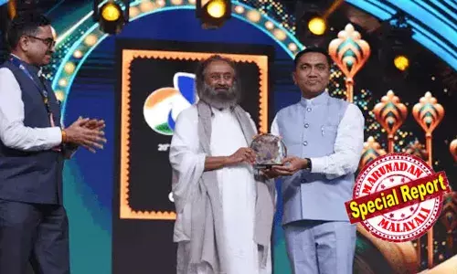 ചലച്ചിത്രമേളയില്‍ ശ്രീ ശ്രീ രവിശങ്കറിന് എന്തുകാര്യം? ഉദ്ഘാടനവേദിയില്‍ യോഗാചാര്യന്‍ പങ്കെടുത്തതും വിവാദം; എറെയും നിലവാരമില്ലാത്ത ചിത്രങ്ങള്‍; വേദികള്‍ തമ്മിലുള്ള ദൂരവും വിനയാവുന്നു; ലക്ഷ്യം ടൂറിസം പ്രമോഷന്‍; ഗോവന്‍ ചലച്ചിത്രമേളയില്‍ വിവാദങ്ങള്‍ അവസാനിക്കുന്നില്ല